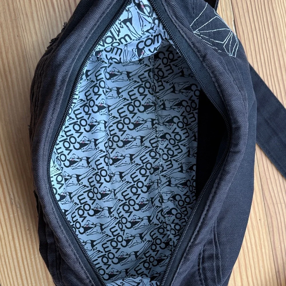 black Volcom crossbody bag preloved - Picture 5 of 6
